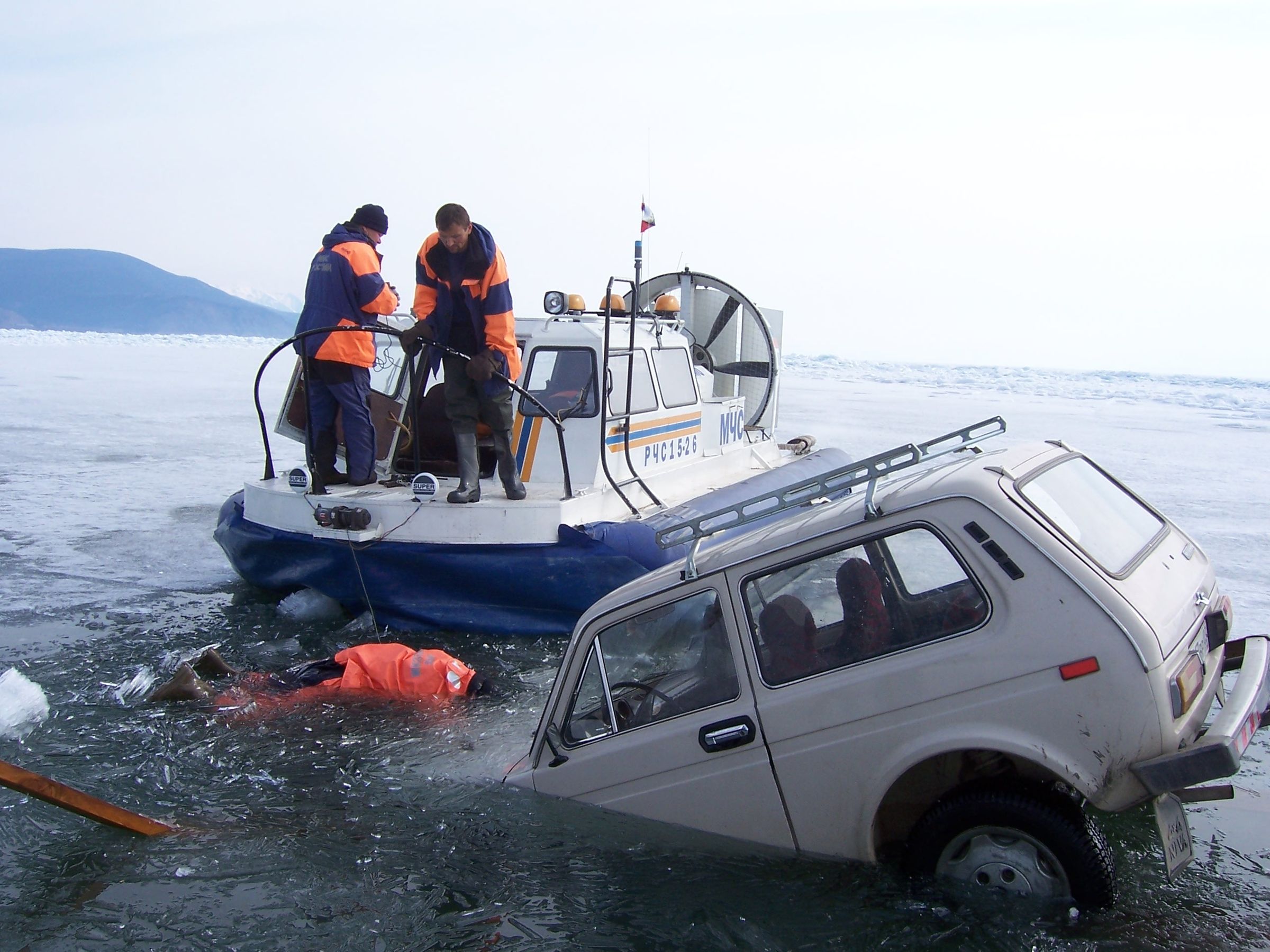 Утонули автомобили. На Байкале утонула машина. Машина провалилась под лед на Байкале. Утопленные машины в Байкале. Дно Байкала машины.